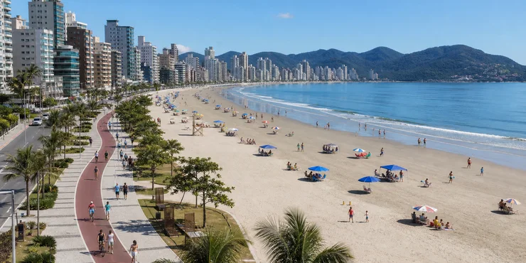 Vista conceptual de Meia Praia después del alargamiento de la arena