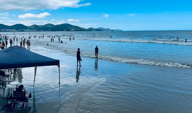 Meia Praia con marea alta y poco espacio de arena