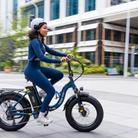 Persona usando una bicicleta eléctrica en la ciudad