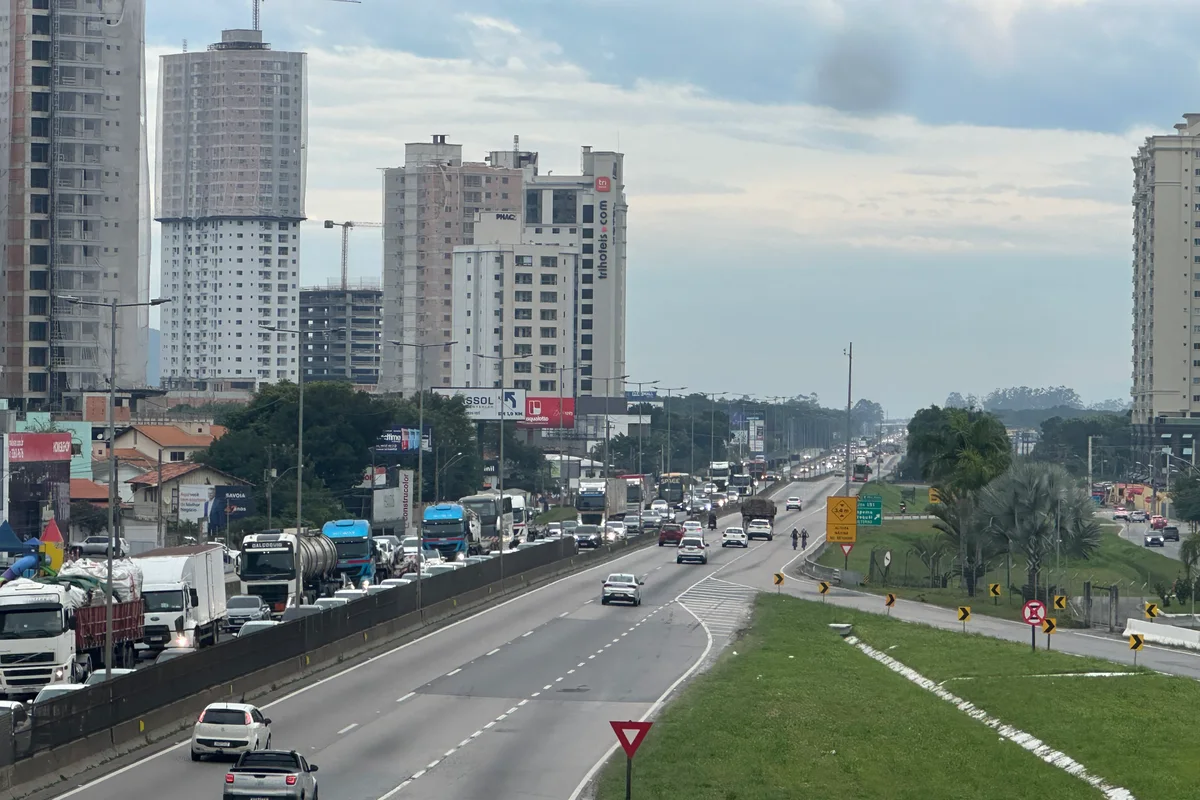 Flujo de vehículos en la BR-101 en Itapema