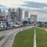 Tráfico de domingo en la BR-101 a la altura de Itapema