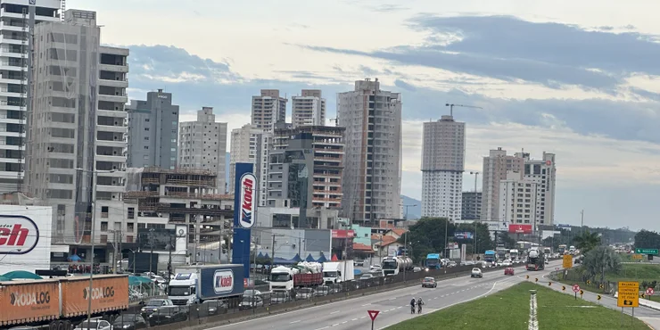 Tráfico de domingo en la BR-101 a la altura de Itapema