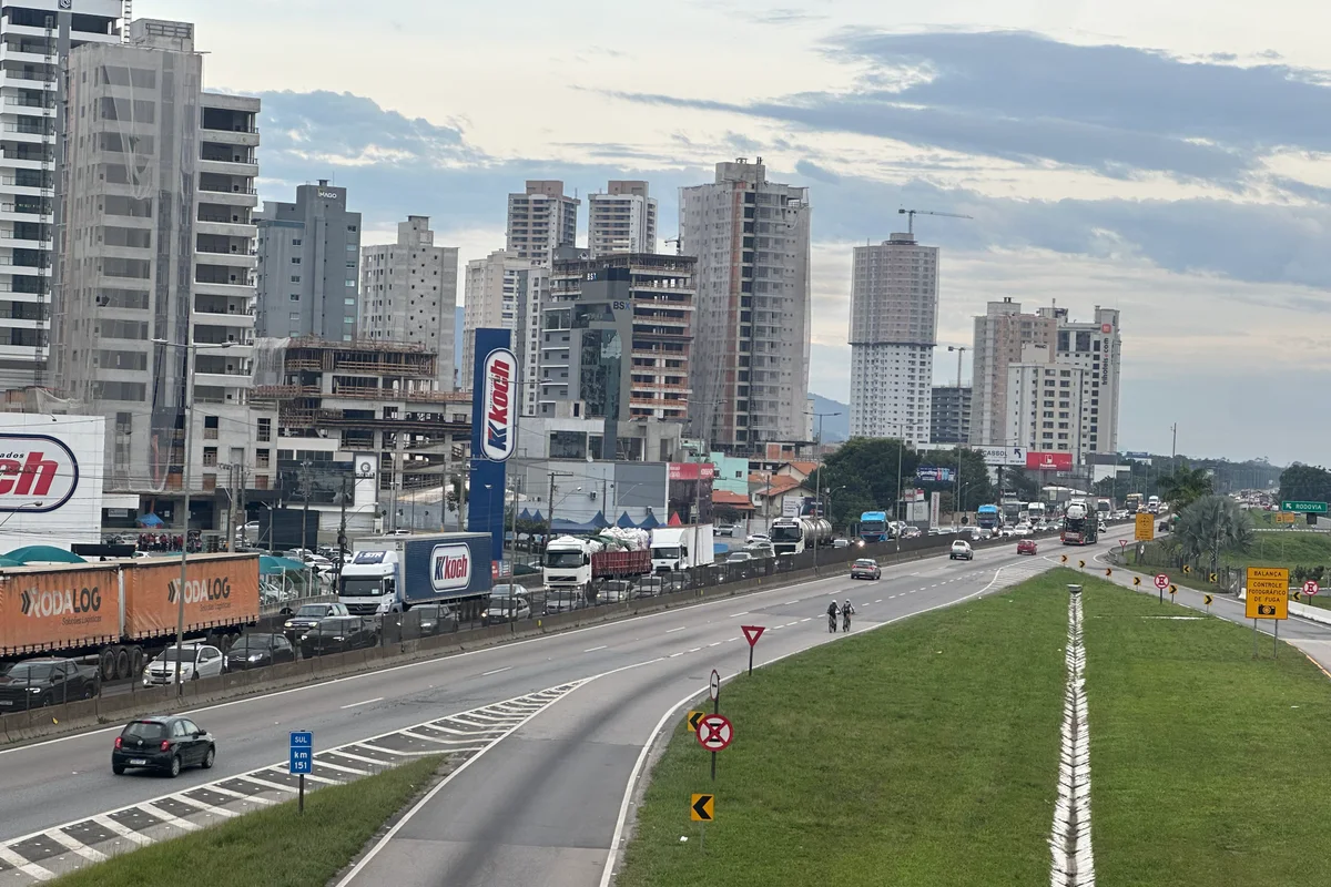 Tráfico de domingo en la BR-101 a la altura de Itapema