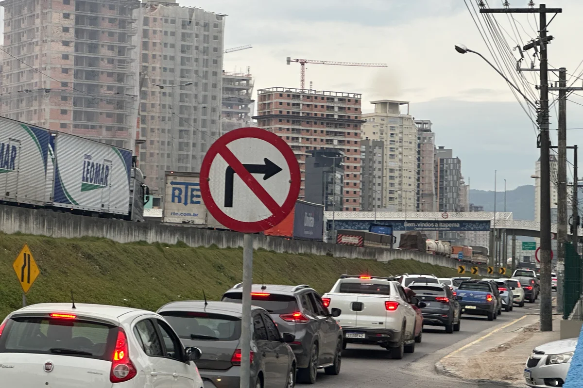Carros usando la marginal para escapar del tráfico de la BR-101