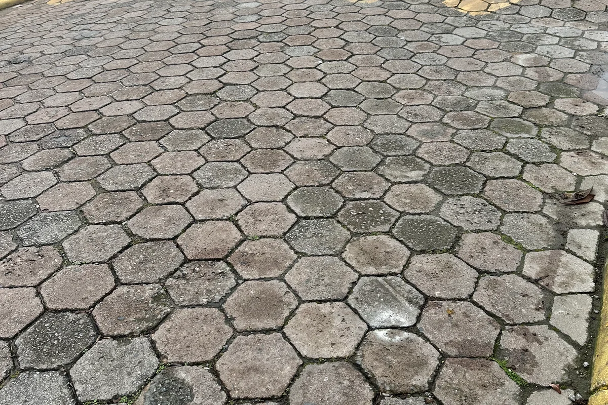 Calle de Itapema con bloques de cemento