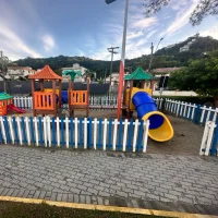 Parque infantil cercado en Canto da Praia, Itapema
