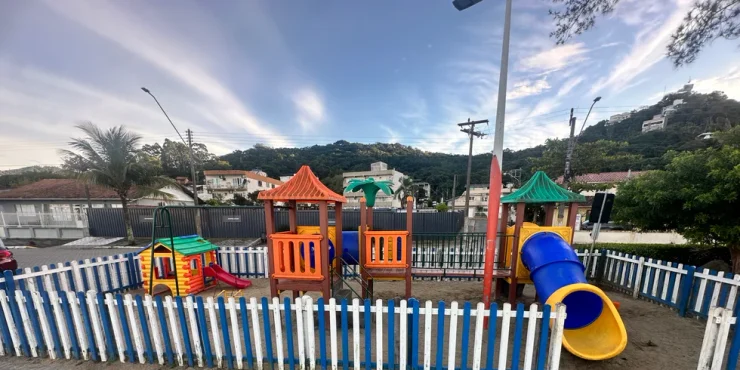 Parque infantil cercado en Canto da Praia, Itapema