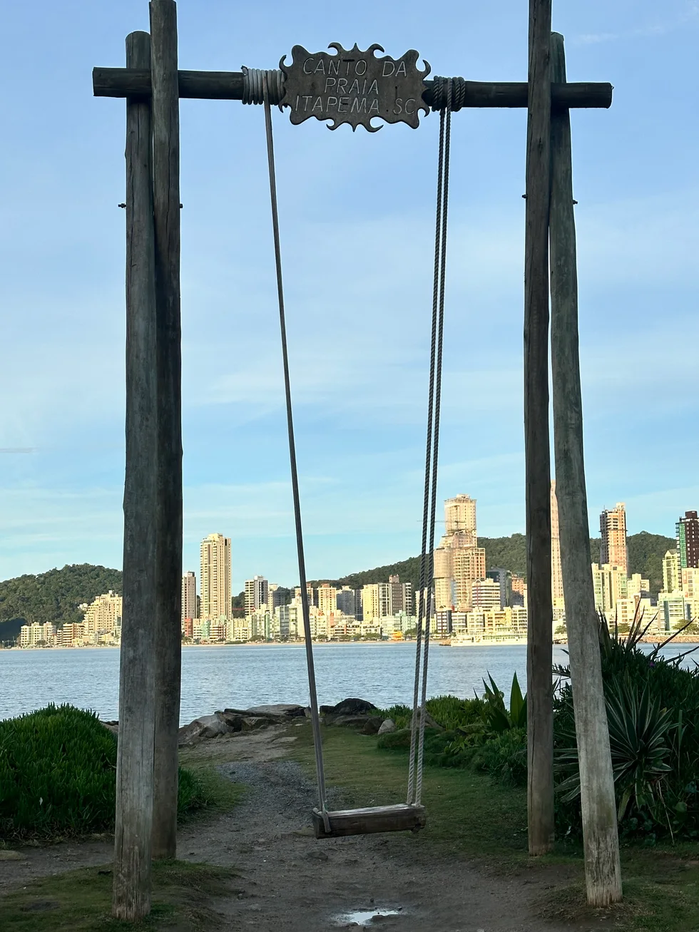 Columpio gigante frente al mar en Canto da Praia