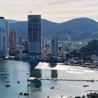 Vista aérea de Canto da Praia, sus muelles y la bahía de Itapema