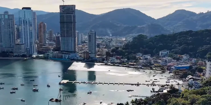 Vista aérea de Canto da Praia, sus muelles y la bahía de Itapema