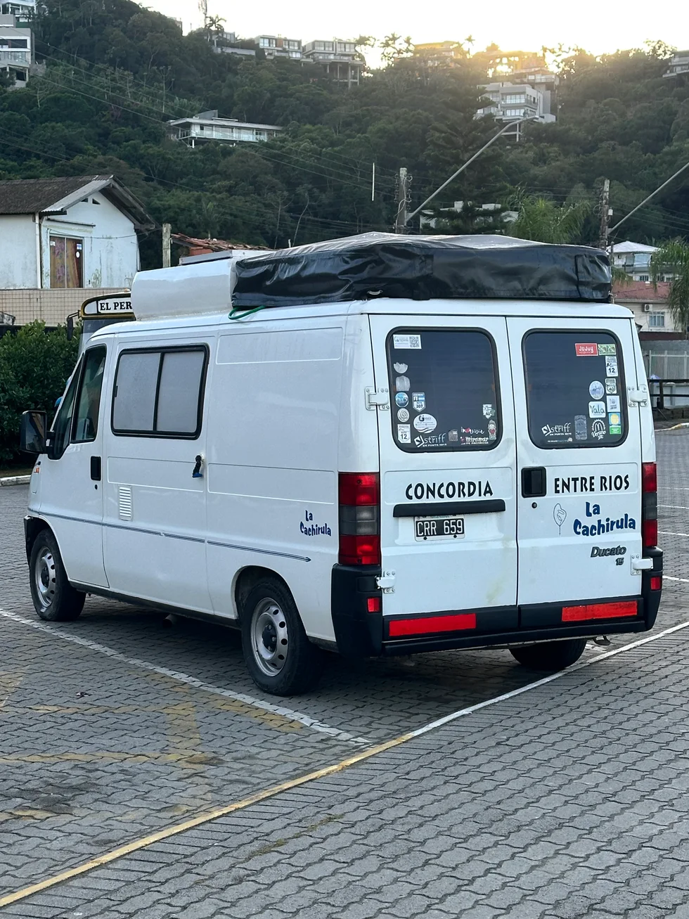 Van de viajeros cerca de Canto da Praia