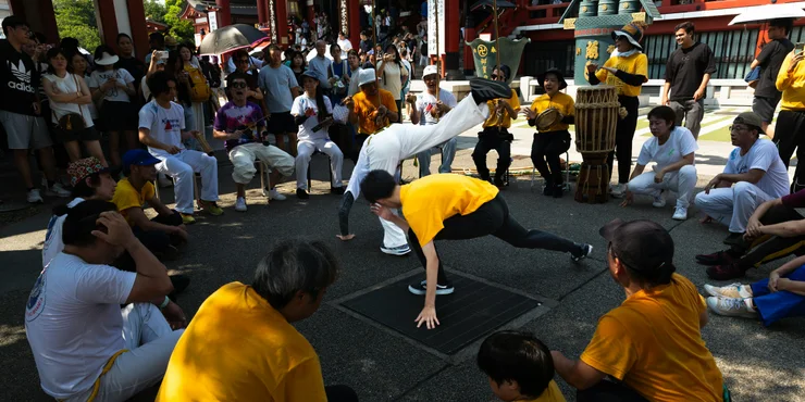 Roda de capoeira con patada giratoria