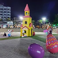Plaza de la Paz en Itapema durante un evento nocturno
