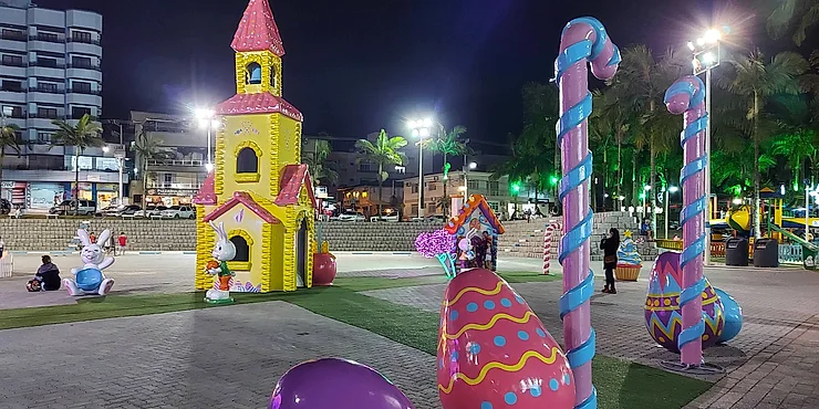 Plaza de la Paz en Itapema durante un evento nocturno