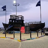 Barco pirata infantil en la Praia do Centro de Itapema