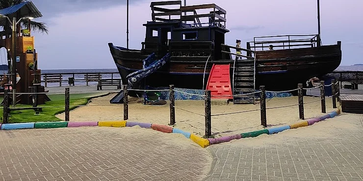 Barco pirata infantil en la Praia do Centro de Itapema