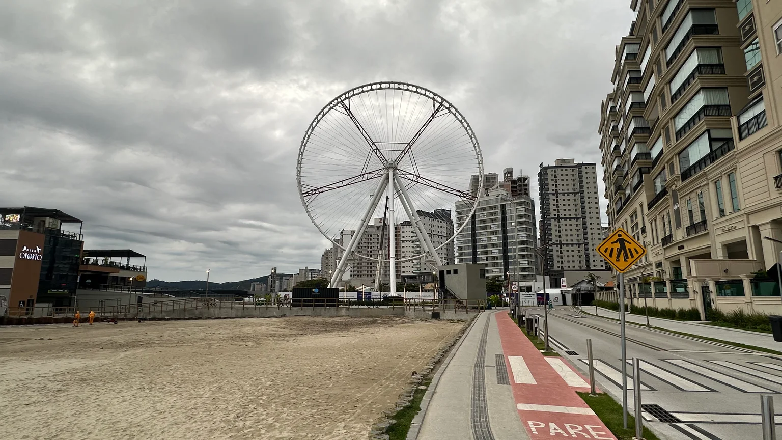 Rueda gigante It!Wheel en construcción vista desde Meia Praia