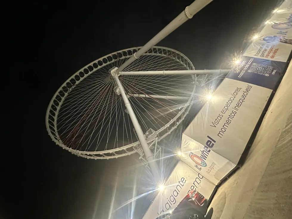 Rueda gigante It!Wheel en construcción junto a Meia Praia