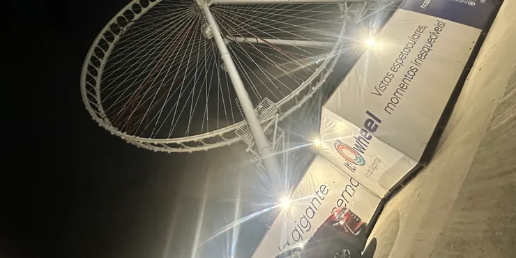 Rueda gigante It!Wheel en construcción junto al Píer Oporto