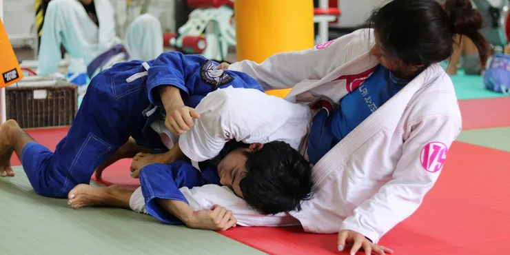 Entrenamiento de jiu jitsu en tatame