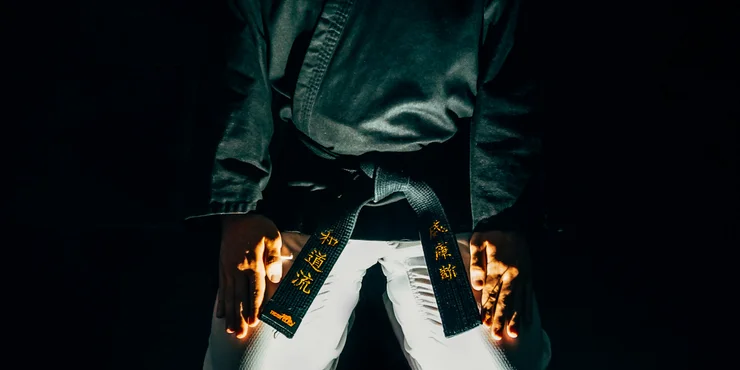 Kimono y cinturón de artes marciales para judo