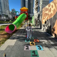 Parque infantil de Meia Praia con rayuela y canaleta verde