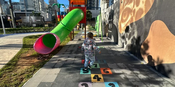 Parque infantil de Meia Praia con rayuela y canaleta verde
