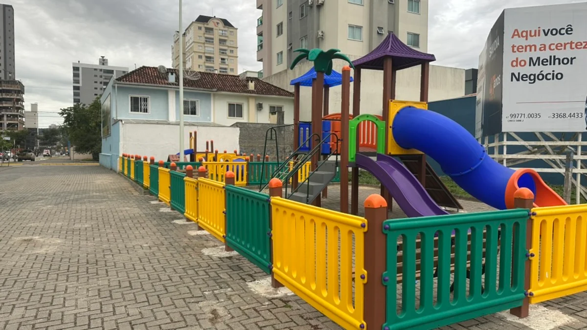 Parque infantil cercado en la calle de los parques de Meia Praia