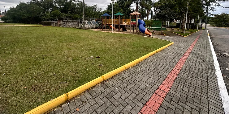 Parque infantil cerca de la pista de skate de Meia Praia