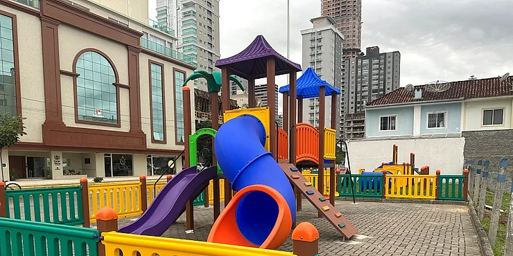 Parque infantil de plástico en Meia Praia