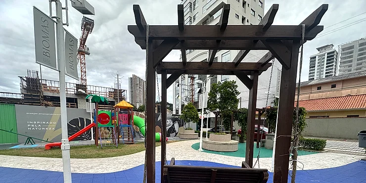 Parque infantil cercado con columpios en Meia Praia
