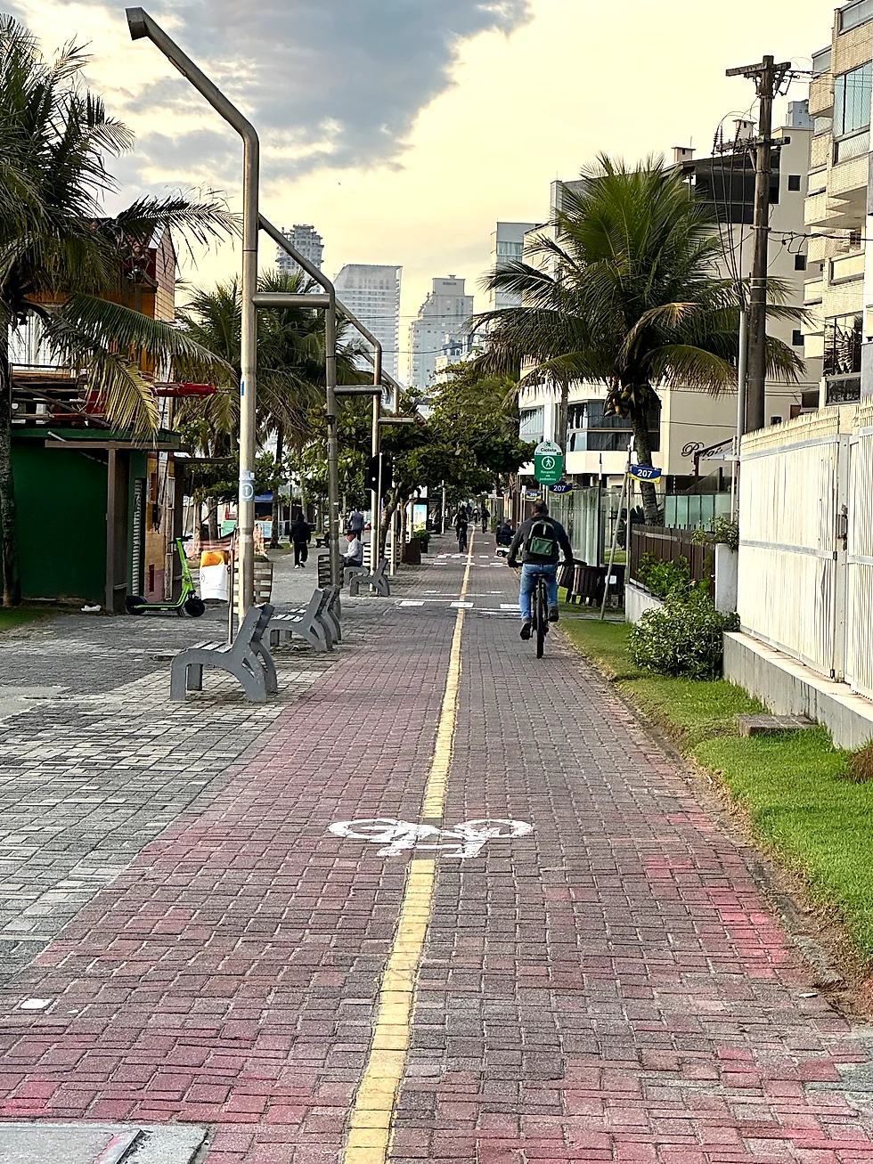 Ciclovía de Meia Praia con personas caminando y andando en bicicleta