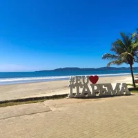 Letrero Eu amo Itapema frente a Meia Praia