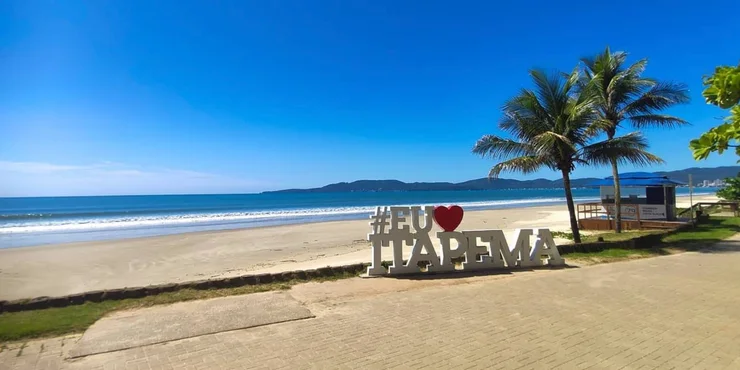 Letrero Eu amo Itapema frente a Meia Praia
