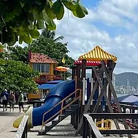 Parquinhos de la orla de Meia Praia en Itapema