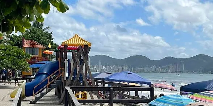 Parquinhos de la orla de Meia Praia en Itapema