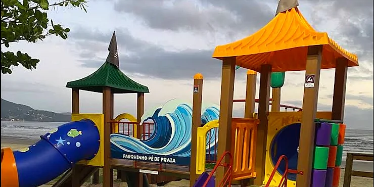 Parquinho de playa en la orla de Meia Praia