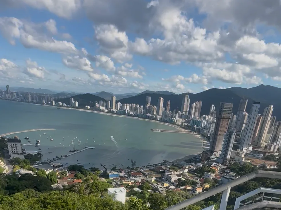 Vista de la bahía de Itapema desde el Mirante do Encanto
