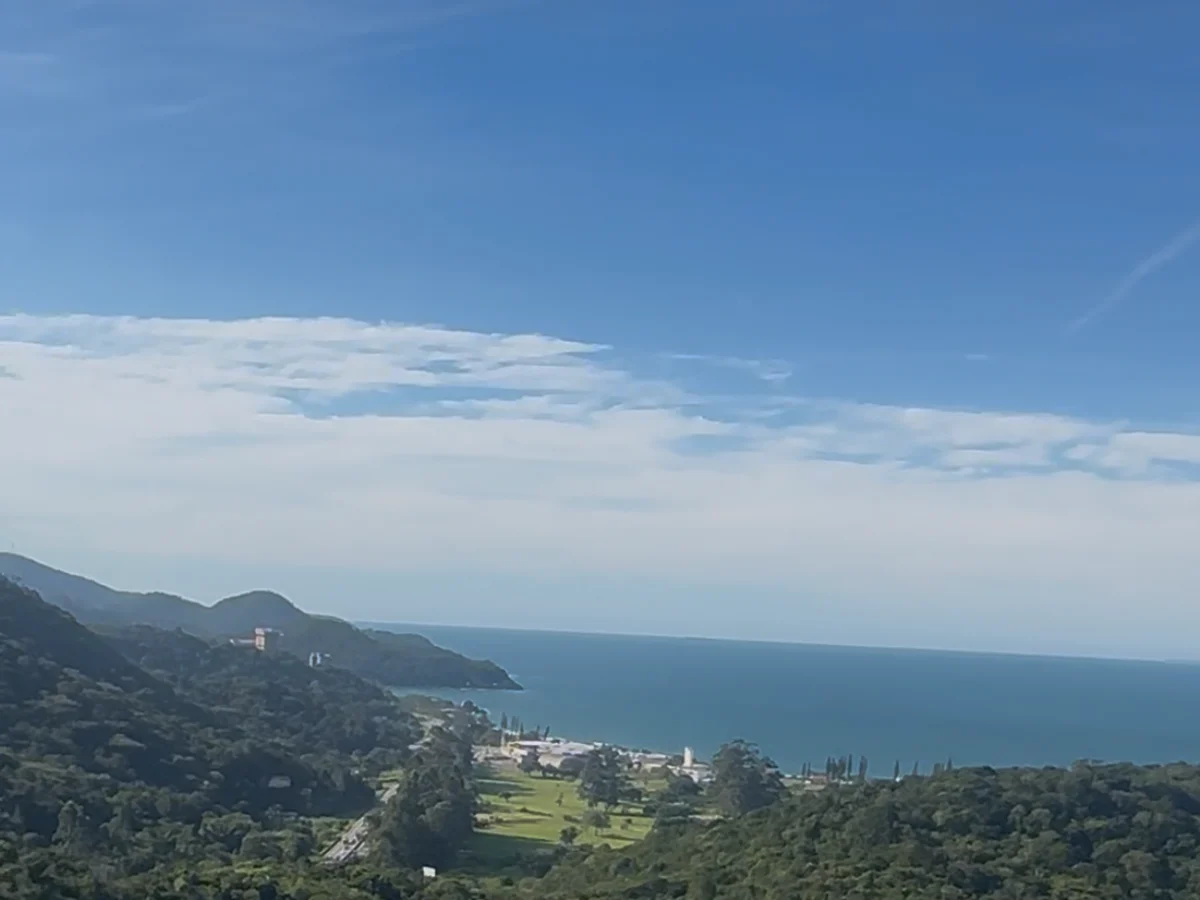 Vista verde y mar desde el Mirante do Encanto