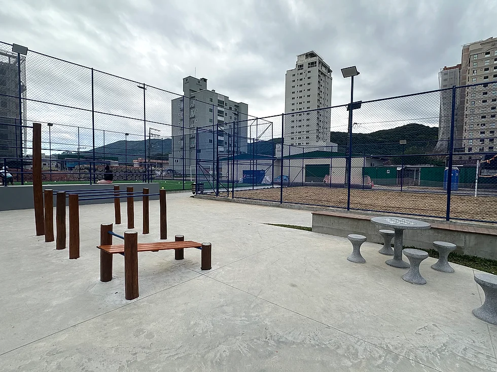 Cancha de fútbol y voleibol en la Plaza nueva de Morretes