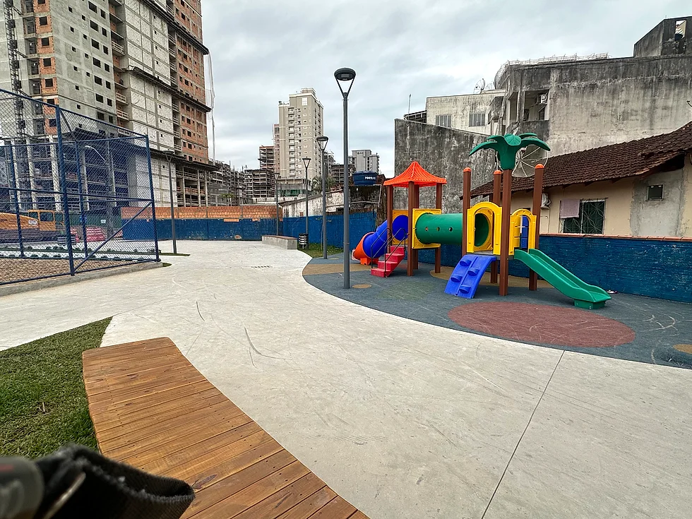 Parque infantil pequeño de la Plaza nueva de Morretes