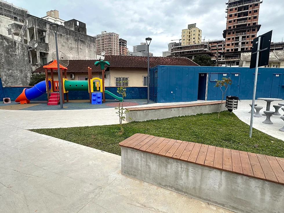 Área de juegos para niños pequeños en la Plaza nueva de Morretes