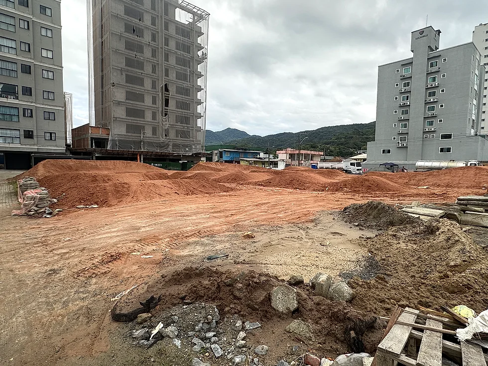 Pista de patinaje en construcción en la Plaza nueva de Morretes