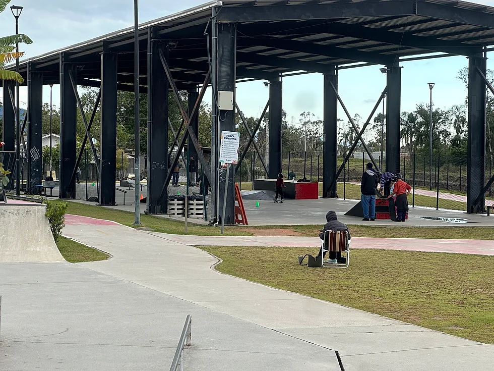 Zona de patinaje y adolescentes en la Plaza de Morretes