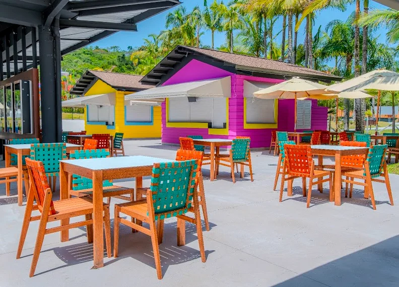 Mesas coloridas en el área gastronómica del Multiparque