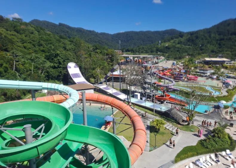 Panorama de toboganes del Parque Acuático Multiparque