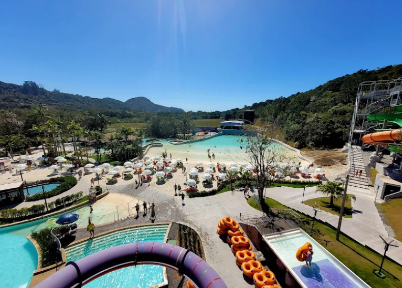 Vista alta de la playa artificial y los toboganes del Multiparque