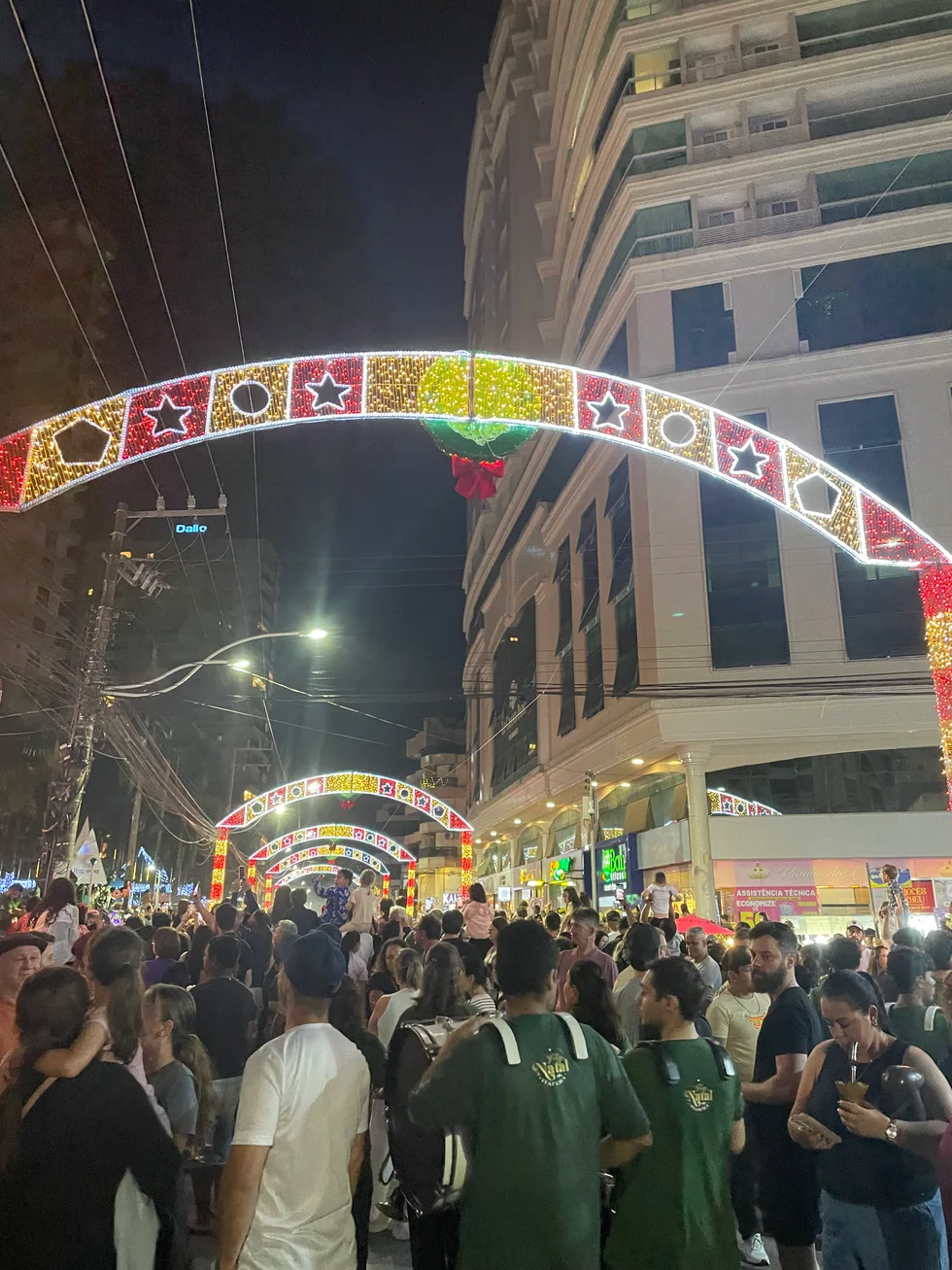 Calle decorada para Navidad con muchas personas en Itapema