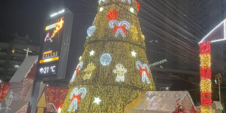 Árbol de Navidad iluminado en Itapema