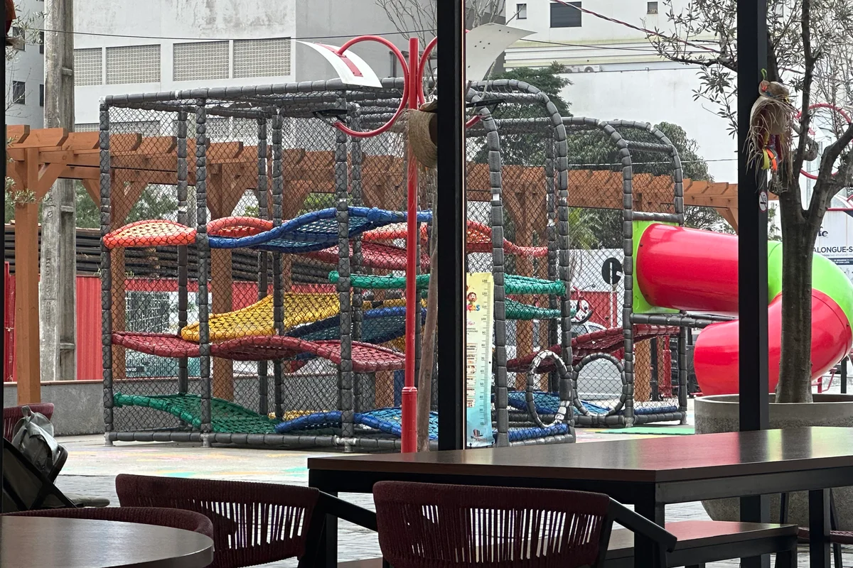 Mesas y vista del espacio gastronómico en Oporto Porto Belo